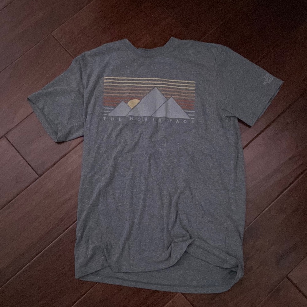 gray north face tee